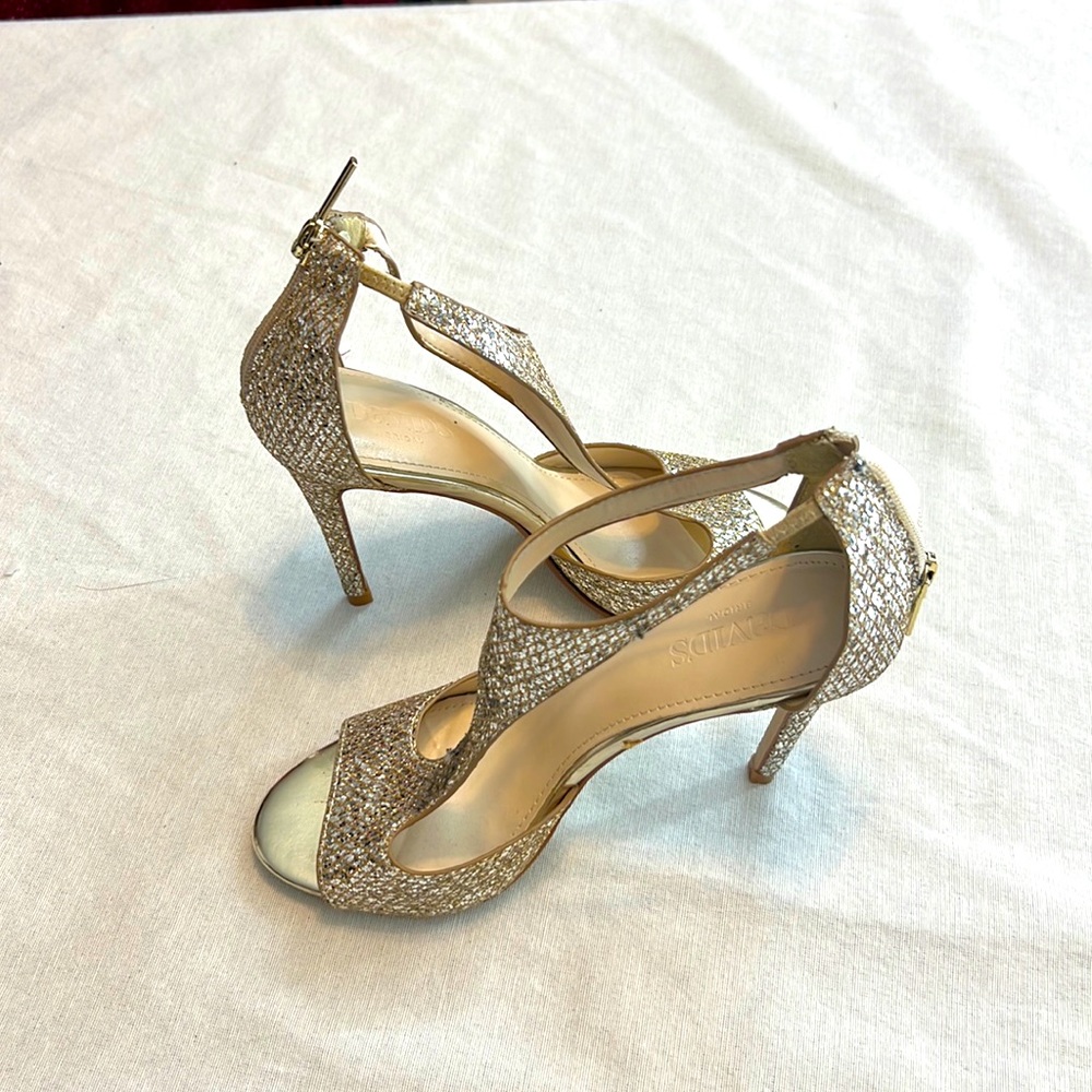 ⭐️ David’s Bridal silver sparkly gold inside strappy zipup open toed heels 7
